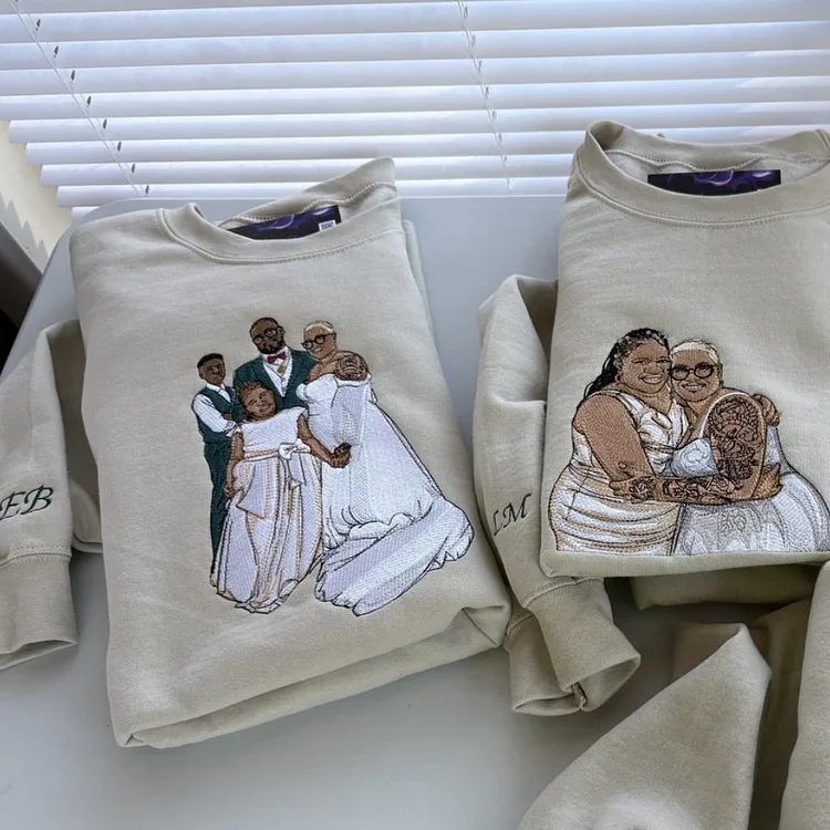 Moletons bordados dobrados mostrando retrato de casamento e retrato de casal